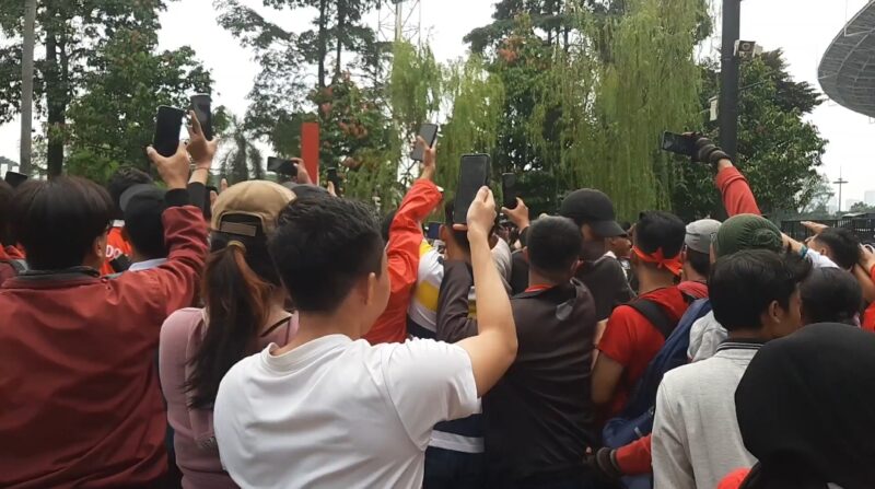 Ekapresi Gen Z: Sekelompok anak muda mengambil gambar menggunakan telepon genggam (Foto: hw)