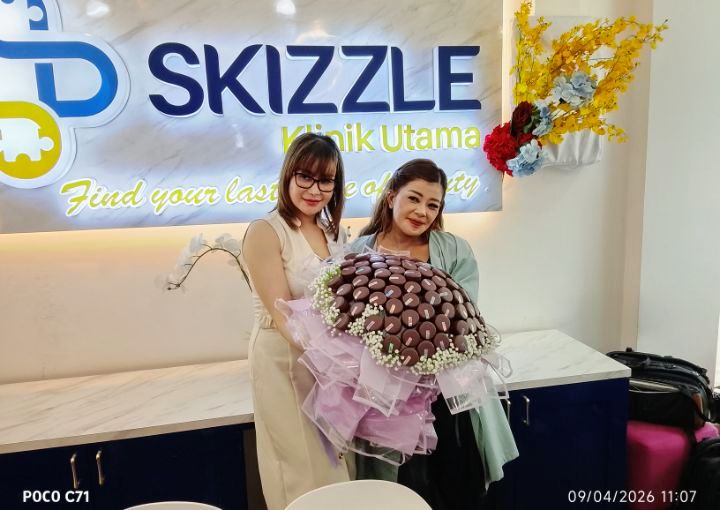 Foto: Shindy Samuel (kanan), Direktur Utama Skizzle Klinik, Penny Lisdaryanti (kiri). (Dok-Okj/Fhm)