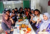 Foto: Lurah Cililitan, Sukarya, ST., MM., bersama jajaran Pemerintah Kelurahan Cililitan menjalin silaturahmi dengan insan pers dalam suasana hangat di Kedai Nasi Liwet Gimbal, Jalan Dewi Sartika, Cililitan, Kramat Jati, Jakarta Timur, Kamis (9/4/2026). (Dok-Istimewa)