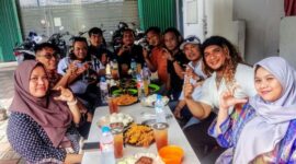 Foto: Lurah Cililitan, Sukarya, ST., MM., bersama jajaran Pemerintah Kelurahan Cililitan menjalin silaturahmi dengan insan pers dalam suasana hangat di Kedai Nasi Liwet Gimbal, Jalan Dewi Sartika, Cililitan, Kramat Jati, Jakarta Timur, Kamis (9/4/2026). (Dok-Istimewa)