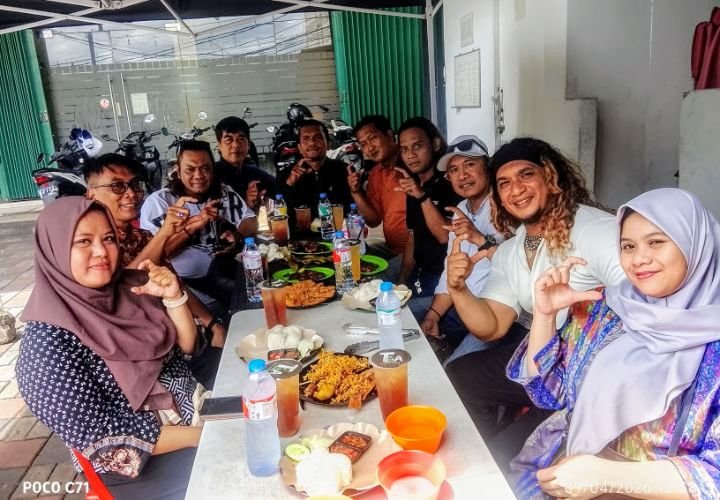 Foto: Lurah Cililitan, Sukarya, ST., MM., bersama jajaran Pemerintah Kelurahan Cililitan menjalin silaturahmi dengan insan pers dalam suasana hangat di Kedai Nasi Liwet Gimbal, Jalan Dewi Sartika, Cililitan, Kramat Jati, Jakarta Timur, Kamis (9/4/2026). (Dok-Istimewa)