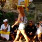 Wisatawan asing melewati masyarakat yang sedang istirahat saat upacara Odalan di Ubud, Bali. (Foto: hw)
