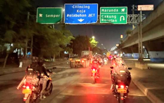 Foto: Satuan Brimob Polda Metro Jaya menggelar patroli cipta kondisi di wilayah hukum Polres Metro Jakarta Utara pada Sabtu malam hingga Minggu dini hari (11–12 April 2026), dengan menyasar titik-titik rawan kriminalitas dan gangguan ketertiban masyarakat. (Dok-Istimewa)