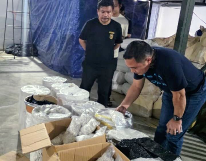 Foto: Polda Metro Jaya bersama Polres Metro Jakarta Barat mengungkap praktik industri rumahan narkotika berskala besar yang beroperasi secara tersembunyi di wilayah Mijen, Semarang. (Dok-Istimewa)