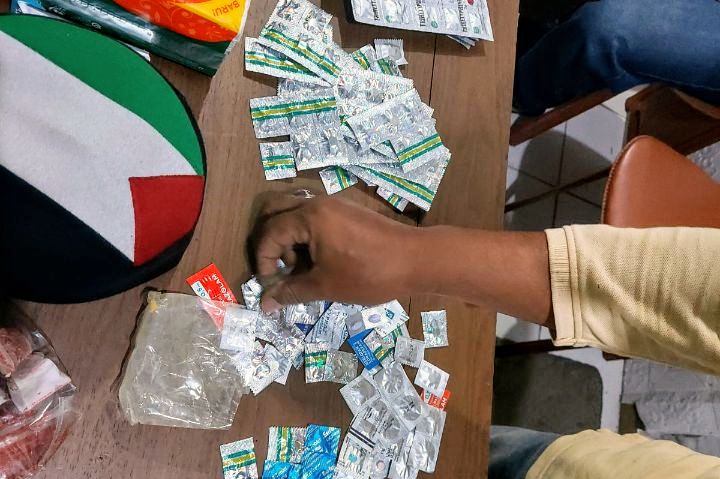 Foto: Jajaran Polsek Metro Gambir berhasil mengungkap dugaan praktik penjualan obat-obatan terlarang yang berkedok toko ikan hias di kawasan Jalan Abdul Muis, Petojo Selatan, Gambir, Jakarta Pusat, Kamis (16/4/2026). (Dok-Istimewa)
