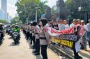 Foto: Salah satu langkah yang dilakukan Polda Metro Jaya adalah dengan menurunkan sejumlah polisi wanita (Polwan) untuk memberikan pelayanan langsung kepada peserta aksi penyampaian pendapat yang digelar Dewan Pengurus Nasional Tani Merdeka Indonesia di depan Mapolda Metro Jaya, Jakarta Selatan, Jumat (17/4/2026). (Dok-Istimewa)