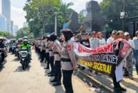 Foto: Salah satu langkah yang dilakukan Polda Metro Jaya adalah dengan menurunkan sejumlah polisi wanita (Polwan) untuk memberikan pelayanan langsung kepada peserta aksi penyampaian pendapat yang digelar Dewan Pengurus Nasional Tani Merdeka Indonesia di depan Mapolda Metro Jaya, Jakarta Selatan, Jumat (17/4/2026). (Dok-Istimewa)