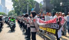 Foto: Salah satu langkah yang dilakukan Polda Metro Jaya adalah dengan menurunkan sejumlah polisi wanita (Polwan) untuk memberikan pelayanan langsung kepada peserta aksi penyampaian pendapat yang digelar Dewan Pengurus Nasional Tani Merdeka Indonesia di depan Mapolda Metro Jaya, Jakarta Selatan, Jumat (17/4/2026). (Dok-Istimewa)