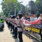 Foto: Salah satu langkah yang dilakukan Polda Metro Jaya adalah dengan menurunkan sejumlah polisi wanita (Polwan) untuk memberikan pelayanan langsung kepada peserta aksi penyampaian pendapat yang digelar Dewan Pengurus Nasional Tani Merdeka Indonesia di depan Mapolda Metro Jaya, Jakarta Selatan, Jumat (17/4/2026). (Dok-Istimewa)