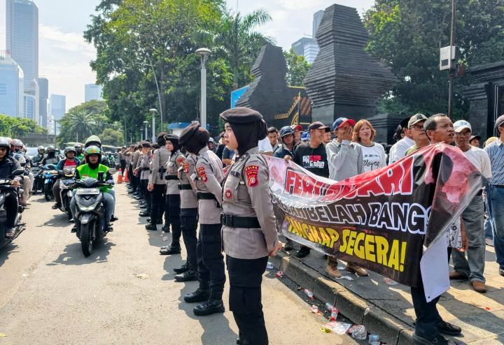 Foto: Salah satu langkah yang dilakukan Polda Metro Jaya adalah dengan menurunkan sejumlah polisi wanita (Polwan) untuk memberikan pelayanan langsung kepada peserta aksi penyampaian pendapat yang digelar Dewan Pengurus Nasional Tani Merdeka Indonesia di depan Mapolda Metro Jaya, Jakarta Selatan, Jumat (17/4/2026). (Dok-Istimewa)