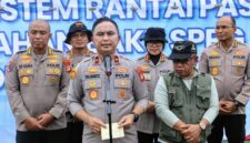 Foto: Wakil Kepala Kepolisian Daerah Metro Jaya (Wakapolda) Brigjen Pol Dekananto Eko Purwono, memimpin langsung penebaran benih ikan tahap kedua di kawasan tambak Muara Gembong, Kabupaten Bekasi, Sabtu (18/4/2026). (Dok-Istimewa)