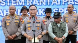 Foto: Wakil Kepala Kepolisian Daerah Metro Jaya (Wakapolda) Brigjen Pol Dekananto Eko Purwono, memimpin langsung penebaran benih ikan tahap kedua di kawasan tambak Muara Gembong, Kabupaten Bekasi, Sabtu (18/4/2026). (Dok-Istimewa)