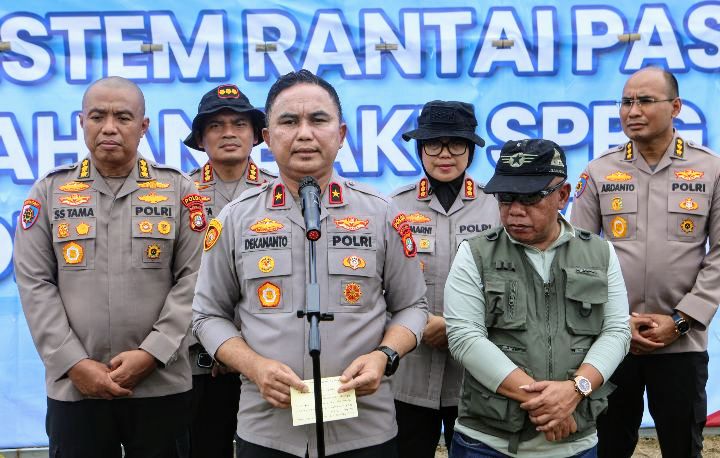Foto: Wakil Kepala Kepolisian Daerah Metro Jaya (Wakapolda) Brigjen Pol Dekananto Eko Purwono, memimpin langsung penebaran benih ikan tahap kedua di kawasan tambak Muara Gembong, Kabupaten Bekasi, Sabtu (18/4/2026). (Dok-Istimewa)
