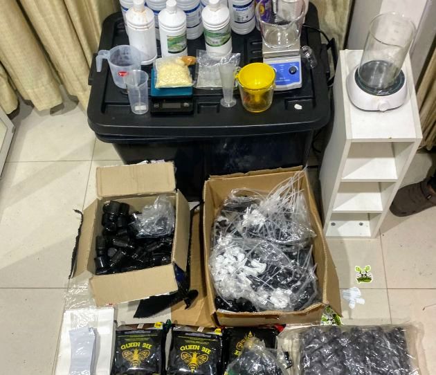 Foto: Direktorat Reserse Narkoba Polda Metro Jaya melalui Unit 2 Subdit 1 berhasil mengungkap praktik clandestine lab atau laboratorium gelap narkotika jenis tembakau sintetis di wilayah Salemba, Jakarta Pusat, Jumat (17/4/2026) malam. (Dok-Istimewa)