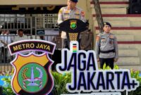 Foto: Kapolda Metro Jaya, Irjen Pol Asep Edi Suheri saat memimpin apel besar Satuan Brimob Polda Metro Jaya yang diikuti sebanyak 2.098 personel di Stadion Presisi Polda Metro Jaya, Senin (20/4/2026). (Dok-Istimewa)