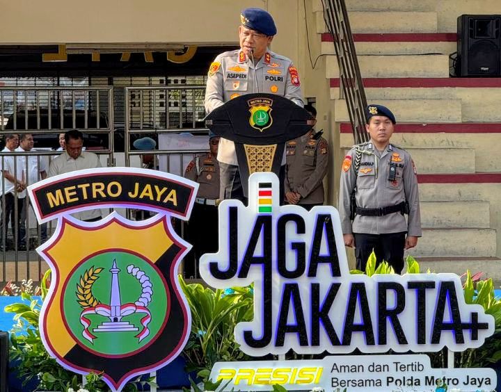 Foto: Kapolda Metro Jaya, Irjen Pol Asep Edi Suheri saat memimpin apel besar Satuan Brimob Polda Metro Jaya yang diikuti sebanyak 2.098 personel di Stadion Presisi Polda Metro Jaya, Senin (20/4/2026). (Dok-Istimewa)