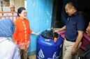 Foto: PAM Jaya distribusikan 100 toren air gratis di Koja, Jakarta Utara. (Dok-PAM Jaya)