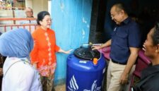 Foto: PAM Jaya distribusikan 100 toren air gratis di Koja, Jakarta Utara. (Dok-PAM Jaya)