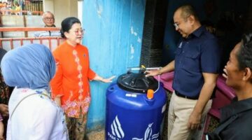 Foto: PAM Jaya distribusikan 100 toren air gratis di Koja, Jakarta Utara. (Dok-PAM Jaya)