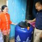 Foto: PAM Jaya distribusikan 100 toren air gratis di Koja, Jakarta Utara. (Dok-PAM Jaya)