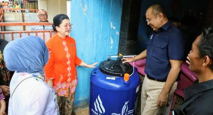 Foto: PAM Jaya distribusikan 100 toren air gratis di Koja, Jakarta Utara. (Dok-PAM Jaya)