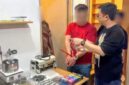 Foto: Direktorat Reserse Narkoba Polda Metro Jaya mengungkap praktik clandestine lab atau laboratorium tersembunyi pembuatan cartridge vape yang mengandung narkotika golongan II jenis etomidate di sebuah apartemen kawasan Kabupaten Tangerang, Banten. Seorang tersangka berinisial CK (40), warga negara Malaysia, berhasil diamankan, Jumat (17/4/2026). (Dok-PMJ)