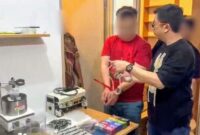 Foto: Direktorat Reserse Narkoba Polda Metro Jaya mengungkap praktik clandestine lab atau laboratorium tersembunyi pembuatan cartridge vape yang mengandung narkotika golongan II jenis etomidate di sebuah apartemen kawasan Kabupaten Tangerang, Banten. Seorang tersangka berinisial CK (40), warga negara Malaysia, berhasil diamankan, Jumat (17/4/2026). (Dok-PMJ)