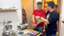 Foto: Direktorat Reserse Narkoba Polda Metro Jaya mengungkap praktik clandestine lab atau laboratorium tersembunyi pembuatan cartridge vape yang mengandung narkotika golongan II jenis etomidate di sebuah apartemen kawasan Kabupaten Tangerang, Banten. Seorang tersangka berinisial CK (40), warga negara Malaysia, berhasil diamankan, Jumat (17/4/2026). (Dok-PMJ)