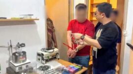 Foto: Direktorat Reserse Narkoba Polda Metro Jaya mengungkap praktik clandestine lab atau laboratorium tersembunyi pembuatan cartridge vape yang mengandung narkotika golongan II jenis etomidate di sebuah apartemen kawasan Kabupaten Tangerang, Banten. Seorang tersangka berinisial CK (40), warga negara Malaysia, berhasil diamankan, Jumat (17/4/2026). (Dok-PMJ)