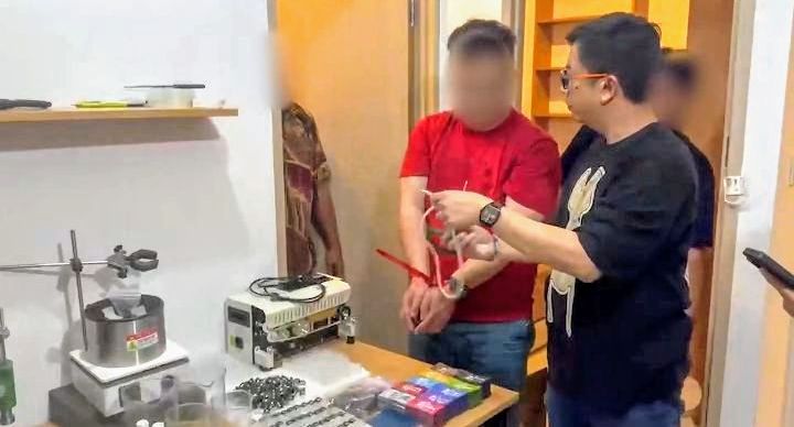 Foto: Direktorat Reserse Narkoba Polda Metro Jaya mengungkap praktik clandestine lab atau laboratorium tersembunyi pembuatan cartridge vape yang mengandung narkotika golongan II jenis etomidate di sebuah apartemen kawasan Kabupaten Tangerang, Banten. Seorang tersangka berinisial CK (40), warga negara Malaysia, berhasil diamankan, Jumat (17/4/2026). (Dok-PMJ)