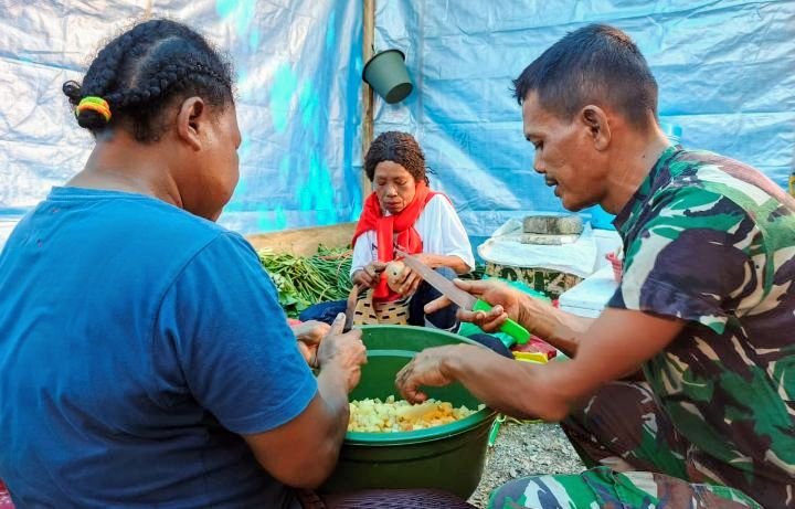 Foto: Para mama-mama Papua yang mengambil peran penting di dapur umum guna mendukung operasional Satgas TMMD, Sabtu (25/4/2026). (Dok-Istimewa)