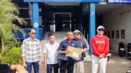 Foto: Para Korban Penipuan saat datangin SPKT Polda Metro Jaya didampingi Kuasa hukum Ade Eka Putra, S.H., (Dok-okj/FN)