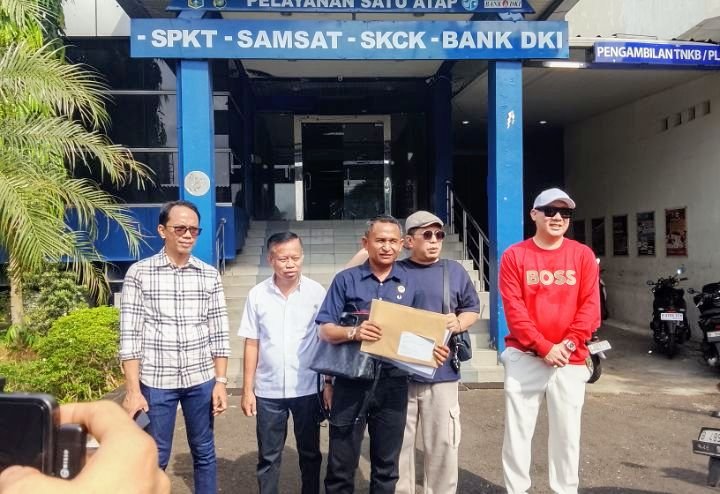 Foto: Para Korban Penipuan saat datangin SPKT Polda Metro Jaya didampingi Kuasa hukum Ade Eka Putra, S.H., (Dok-okj/FN)
