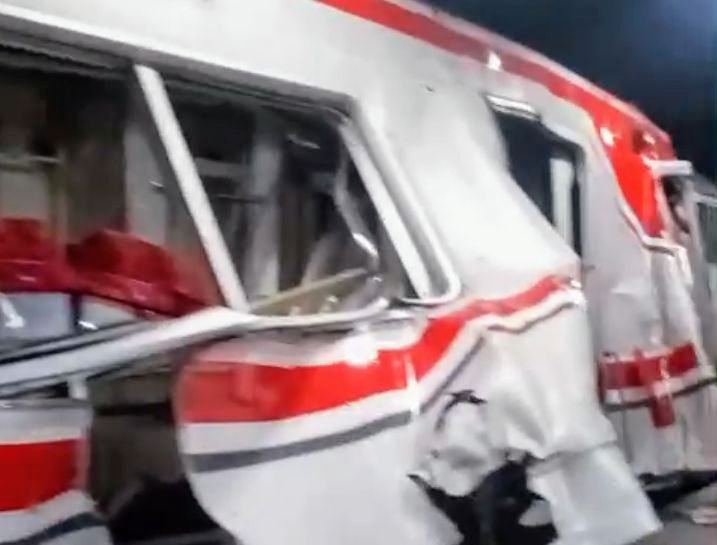 Foto: Tangkapan layar video viral tabrakan kereta KRL dengan kereta jarak jauh Argo Bromo Anggrek, Senin malam (27/4/2026). (Dok-Istimewa)