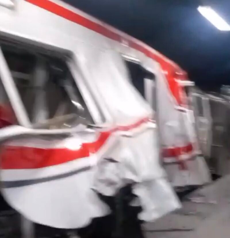 Foto: Gerbong KRL Ringsek Usai Ditabrak KA Jarak Jauh di Bekasi Timur.