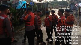 Banjir kembali merendam kawasan Bukit Pamulang Indah (BPI), Pamulang, Kota Tangerang Selatan, Sabtu (4/4), usai hujan deras mengguyur wilayah tersebut sejak siang hingga malam hari.