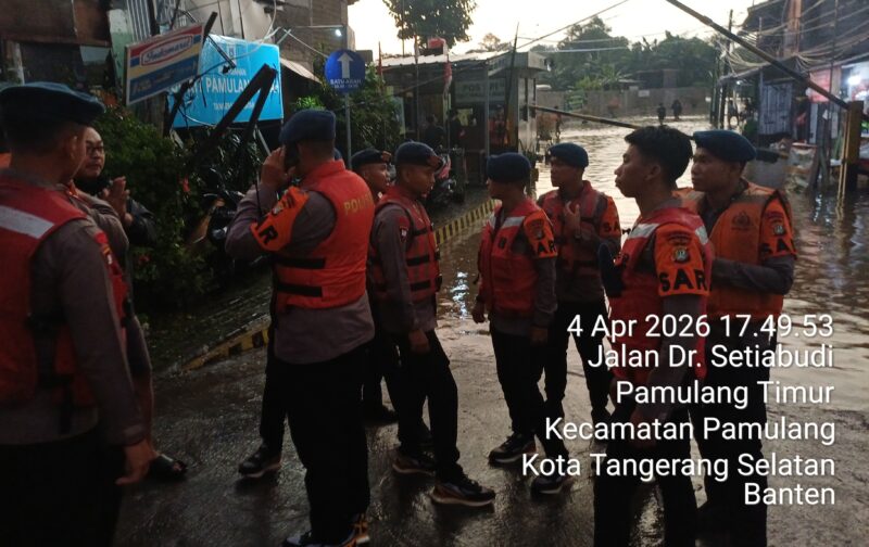 Banjir kembali merendam kawasan Bukit Pamulang Indah (BPI), Pamulang, Kota Tangerang Selatan, Sabtu (4/4), usai hujan deras mengguyur wilayah tersebut sejak siang hingga malam hari.