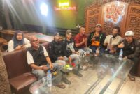 Foto: Sejumlah pengurus dan anggota Jembatan Kemajuan Bangsa (JKB) melakukan pertemuan dan gladi bersih di kawasan Ropang Taman Punggawa, Penjaringan, Jakarta Utara, Kamis (2/4/2026)