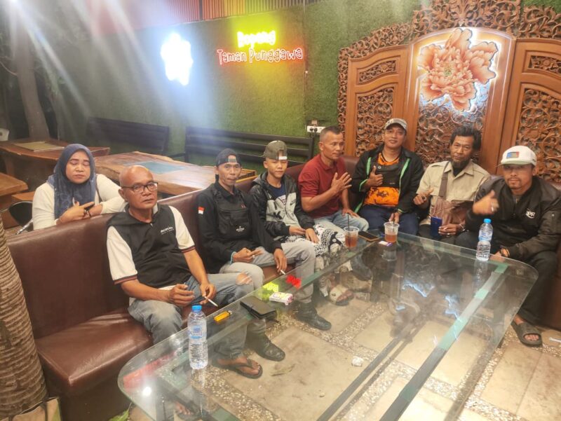 Foto: Sejumlah pengurus dan anggota Jembatan Kemajuan Bangsa (JKB) melakukan pertemuan dan gladi bersih di kawasan Ropang Taman Punggawa, Penjaringan, Jakarta Utara, Kamis (2/4/2026)