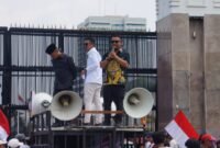 Ratusan massa yang tergabung dalam Aliansi Masyarakat Pecinta Polri (AMPP) melakukan aksi unjuk rasa di depan Gedung DPR tuntut kasus Kriminalisasi Rahmadi di RDPU kan. Penampilan mereka cukup berbeda dibanding dari elemen massa lain, yakni menggunakan topeng. Topeng tersebut berwajah mirip Kompol Dedi Kurniawan (oknum polisi) yang diduga kuat mengkriminalisasi dan menganiaya Rahmadi seorang pemuda penggembala kambing yang di tuding kasus narkoba.