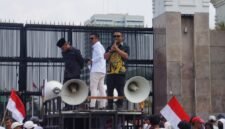 Ratusan massa yang tergabung dalam Aliansi Masyarakat Pecinta Polri (AMPP) melakukan aksi unjuk rasa di depan Gedung DPR tuntut kasus Kriminalisasi Rahmadi di RDPU kan. Penampilan mereka cukup berbeda dibanding dari elemen massa lain, yakni menggunakan topeng. Topeng tersebut berwajah mirip Kompol Dedi Kurniawan (oknum polisi) yang diduga kuat mengkriminalisasi dan menganiaya Rahmadi seorang pemuda penggembala kambing yang di tuding kasus narkoba.