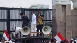 Ratusan massa yang tergabung dalam Aliansi Masyarakat Pecinta Polri (AMPP) melakukan aksi unjuk rasa di depan Gedung DPR tuntut kasus Kriminalisasi Rahmadi di RDPU kan. Penampilan mereka cukup berbeda dibanding dari elemen massa lain, yakni menggunakan topeng. Topeng tersebut berwajah mirip Kompol Dedi Kurniawan (oknum polisi) yang diduga kuat mengkriminalisasi dan menganiaya Rahmadi seorang pemuda penggembala kambing yang di tuding kasus narkoba.