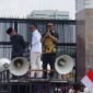 Ratusan massa yang tergabung dalam Aliansi Masyarakat Pecinta Polri (AMPP) melakukan aksi unjuk rasa di depan Gedung DPR tuntut kasus Kriminalisasi Rahmadi di RDPU kan. Penampilan mereka cukup berbeda dibanding dari elemen massa lain, yakni menggunakan topeng. Topeng tersebut berwajah mirip Kompol Dedi Kurniawan (oknum polisi) yang diduga kuat mengkriminalisasi dan menganiaya Rahmadi seorang pemuda penggembala kambing yang di tuding kasus narkoba.