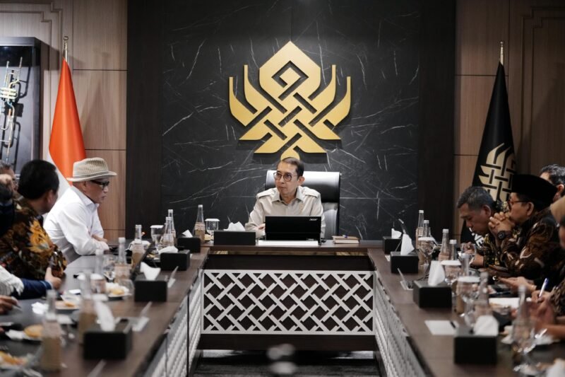 Menteri Kebudayaan RI Fadli Zon menerima kunjungan Panitia Khusus (Pansus) Rancangan Peraturan Daerah (Ranperda) Pemajuan Kebudayaan dari DPRD Jawa Barat di Jakarta, Sabtu (2/5). Pertemuan ini membahas sinkronisasi kebijakan antara pemerintah pusat dan daerah dalam penyusunan regulasi kebudayaan di Jawa Barat.