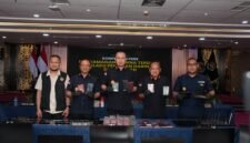 Direktorat Jenderal Imigrasi mengamankan 16 warga negara asing (WNA) yang diduga terlibat dalam praktik penipuan daring (online scam) di kawasan Pelabuhan Ratu, Kabupaten Sukabumi, Jawa Barat.