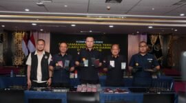 Direktorat Jenderal Imigrasi mengamankan 16 warga negara asing (WNA) yang diduga terlibat dalam praktik penipuan daring (online scam) di kawasan Pelabuhan Ratu, Kabupaten Sukabumi, Jawa Barat.