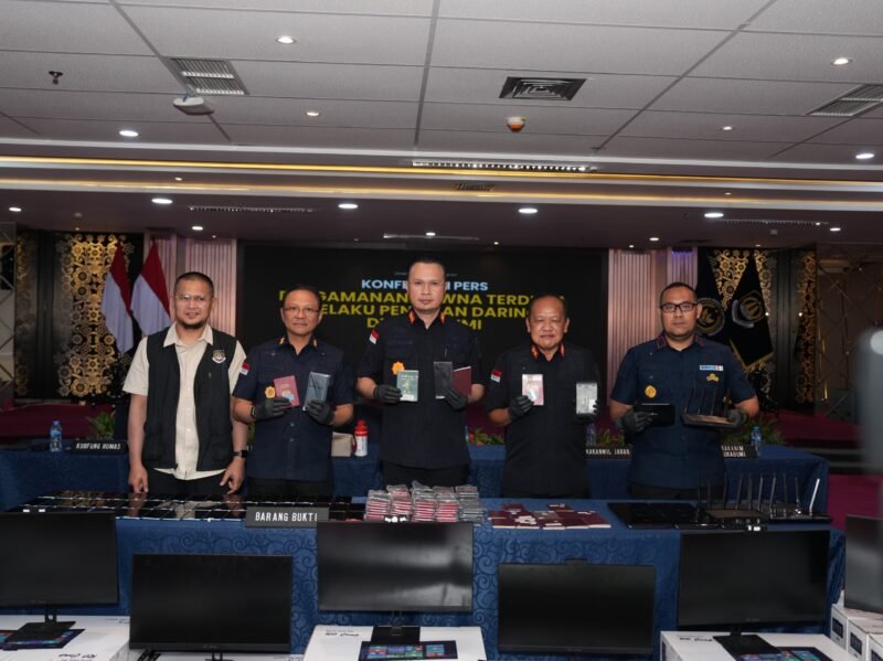 Direktorat Jenderal Imigrasi mengamankan 16 warga negara asing (WNA) yang diduga terlibat dalam praktik penipuan daring (online scam) di kawasan Pelabuhan Ratu, Kabupaten Sukabumi, Jawa Barat.