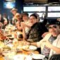 Foto: Suasana hangat dan penuh keakraban terlihat dalam pertemuan komunitas pecinta cerutu di sebuah lounge di Jakarta. Sejumlah peserta tampak menikmati cerutu sambil berbincang santai dan mencicipi minuman,