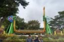 Foto: Keceriaan keluarga saat berlibur di kawasan Dunia Fantasi (Dufan), Ancol, Jakarta, Senin (4/5/2026).