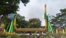 Foto: Keceriaan keluarga saat berlibur di kawasan Dunia Fantasi (Dufan), Ancol, Jakarta, Senin (4/5/2026).